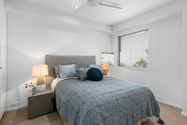 约 1.35 米宽双人床