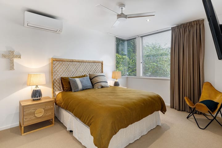 主卧配备标准双人床、洗衣机和独立套房 