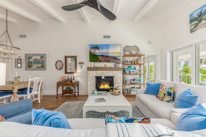 Séjour avec cheminée en pierre à gaz et plafond voûté