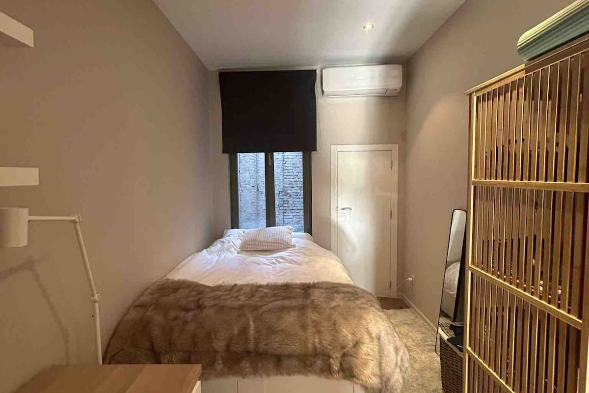 Segundo dormitorio con cama doble pequeña (140 x 200 cm): se proporcionará edredón y ropa de cama y toallas. 