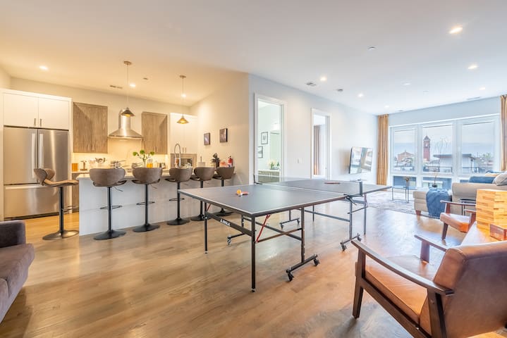 10 Mins Downtown Free Parking Ping-Pong Sleeps 10 gallery image 2