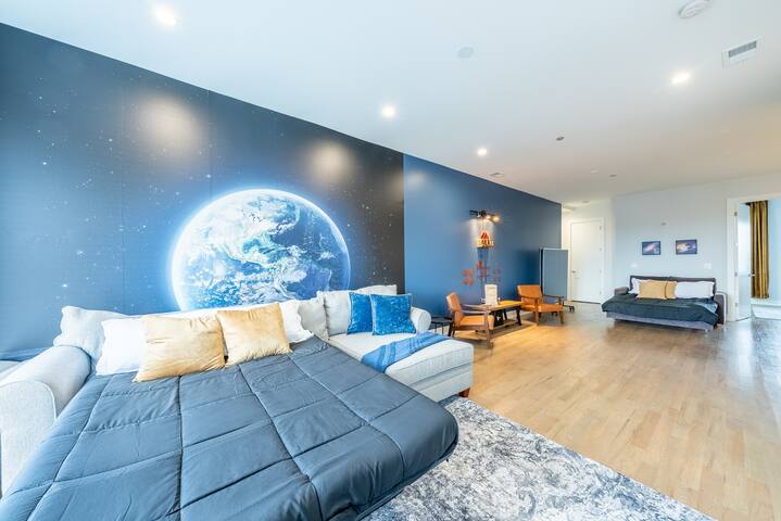 10 Mins Downtown Free Parking Ping-Pong Sleeps 10 gallery image 5