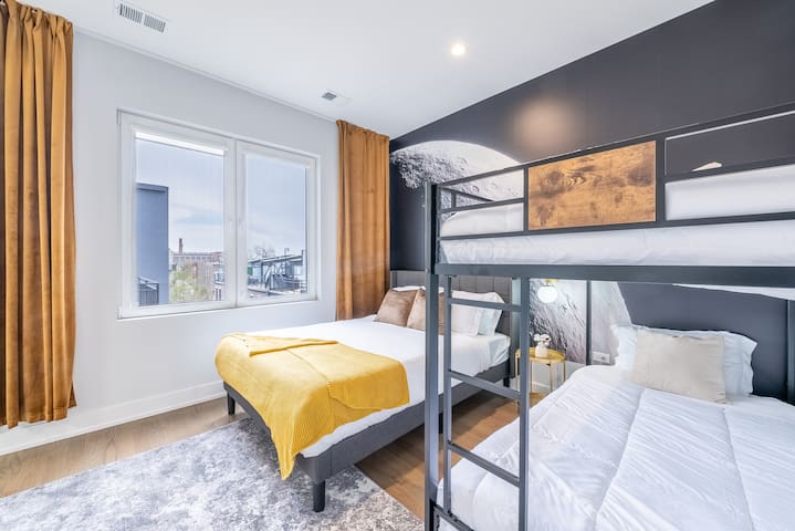 10 Mins Downtown Free Parking Ping-Pong Sleeps 10 gallery image 4