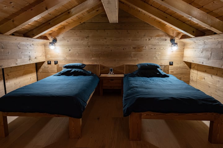 ชั้นสองมีเตียงเดี่ยว 2 เตียง