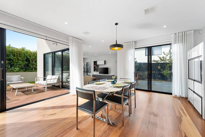 30%off 4Bedder3.5Bath lockedbackyardHouseDoncaster gallery image 3