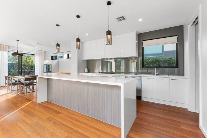 30%off 4Bedder3.5Bath lockedbackyardHouseDoncaster