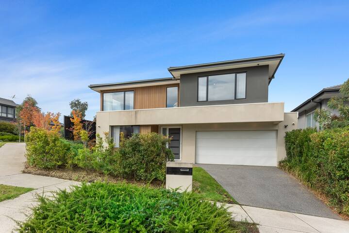 30%off 4Bedder3.5Bath lockedbackyardHouseDoncaster gallery image 2