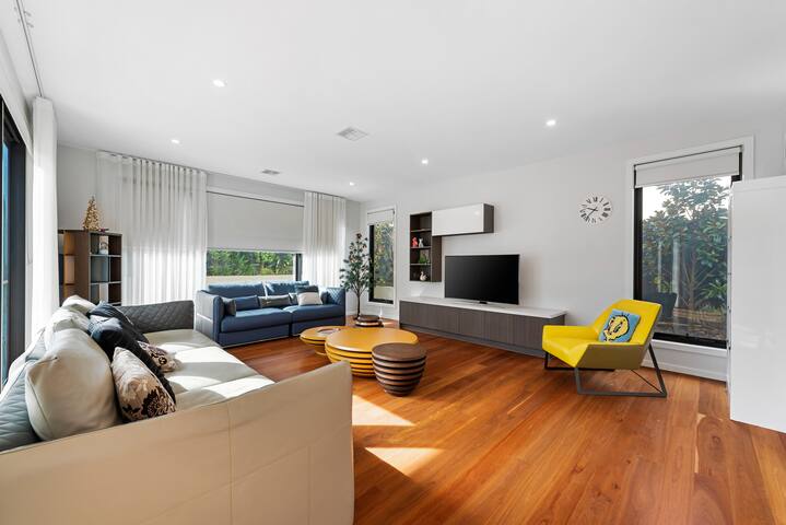 30%off 4Bedder3.5Bath lockedbackyardHouseDoncaster gallery image 4