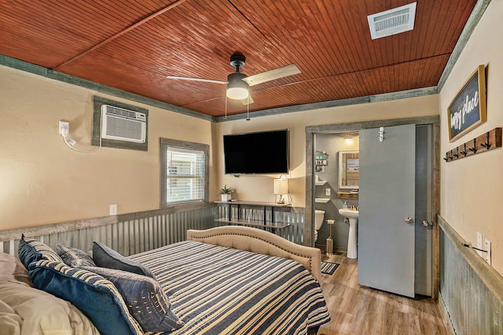 Cama queen size, TV grande e banheiro privativo — este quarto tem tudo o que você precisa para uma estadia tranquila e confortável na casa de beliche.