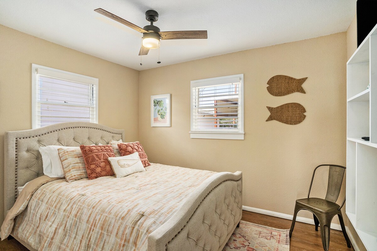 Chumba cha pili cha kulala katika nyumba kuu kina kitanda laini na kabati linalofaa kwa ajili ya kuhifadhi vitu. Iko karibu na bafu la pili, inahakikisha ufikiaji rahisi na starehe. Hiki ni chumba anachokipenda binti yetu.