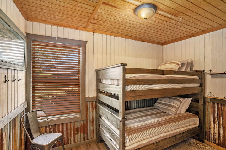 Situado do outro lado do corredor do quarto anterior, este quarto aconchegante é o menor de todos os cinco. Embora não tenha um banheiro privativo, os hóspedes podem utilizar convenientemente o banheiro localizado no quarto do outro lado do corredor. (Foto atualizada em breve)