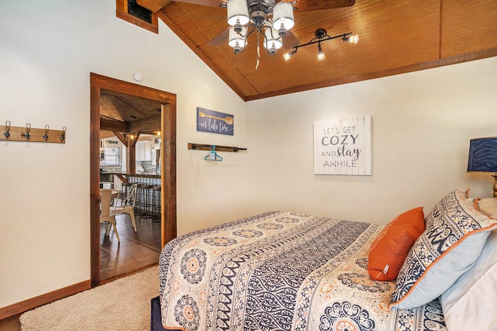 Cada quarto da nossa casa oferece camas confortáveis, TVs, amplo armazenamento para roupas e espaço para bagagem, cada quarto é um refúgio aconchegante para relaxar. Este quarto fica ao lado da área de jantar e tem uma porta deslizante de celeiro.