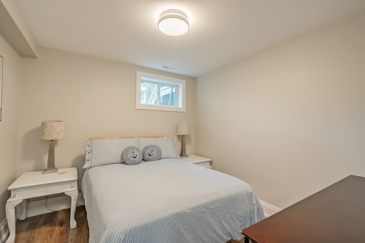 Spálňa s manželskou posteľou na nižšej úrovni