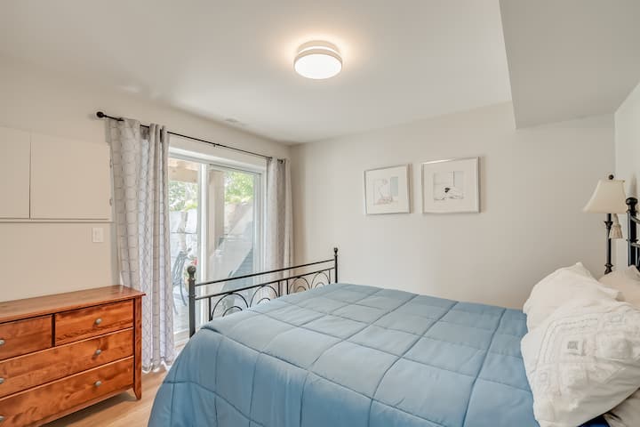 Spálňa s manželskou posteľou na nižšej úrovni 