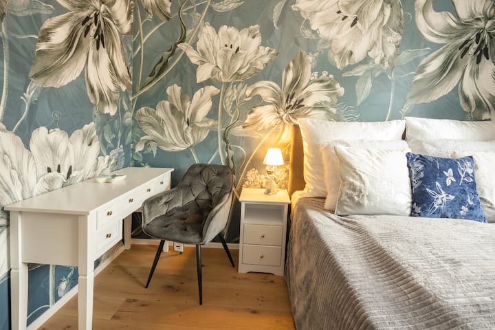 غرفة نوم مع سرير مزدوج ومساحة عمل
---
غرفة نوم بسرير مزدوج ومساحة عمل