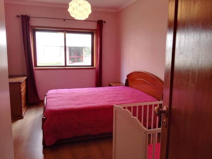 Розова стая с климатик, скрин, гардероб и детско креватче. 