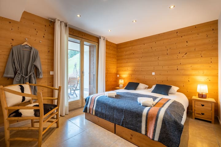 ห้องนอน 1 พร้อมเตียงคิงไซส์ (180X200)
ห้องน้ำพร้อมฝักบัวและโถสุขภัณฑ์