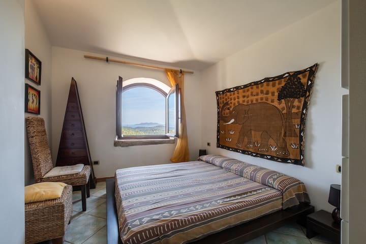 Dormitorio doble 1 con aire acondicionado con vistas al mar 