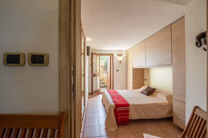 Dormitorio # 3 con detalles étnicos y acceso al jardín