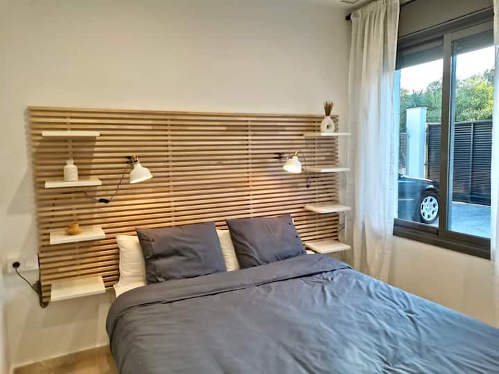 Dormitorio principal en la planta baja, fácil acceso  (acceso para sillas de ruedas)con baño privado