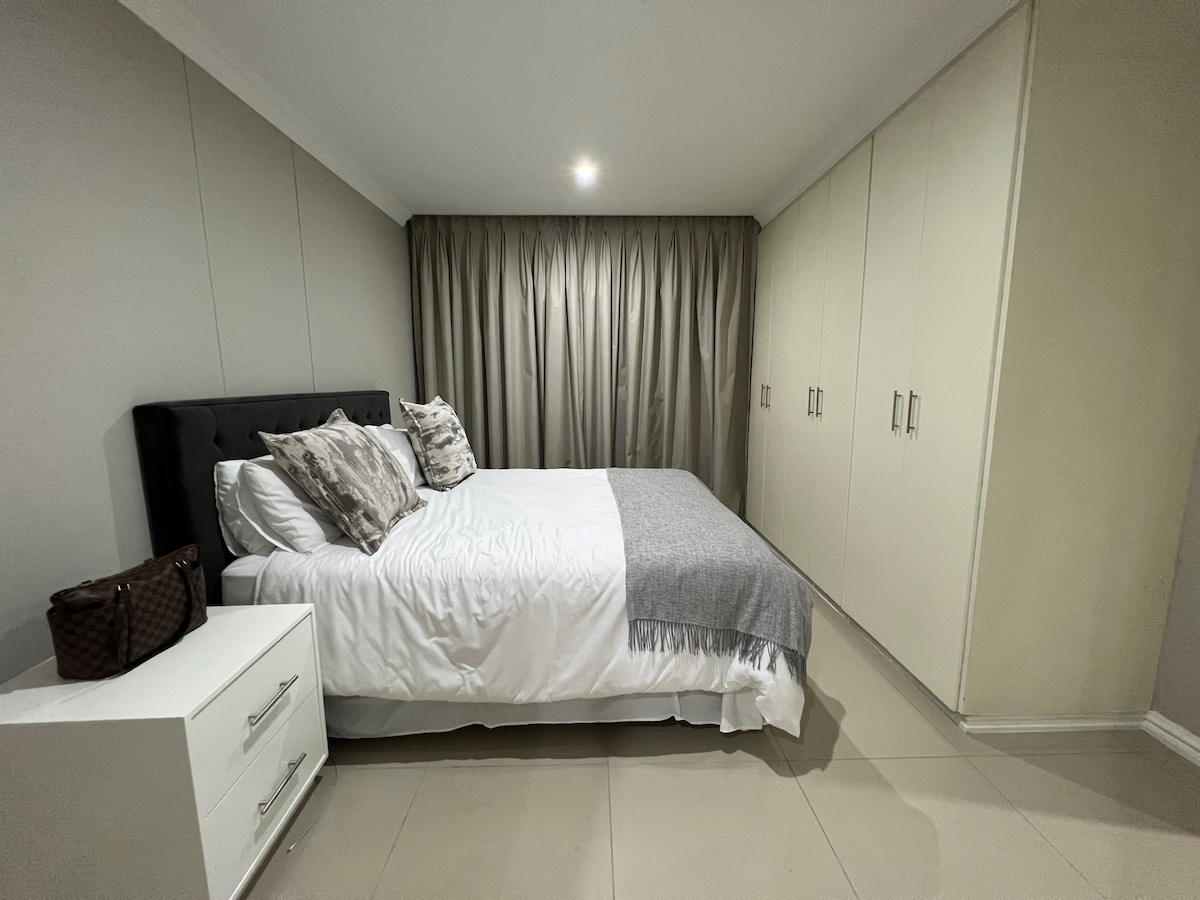 chumba cha kulala cha pili  kilicho na kitanda cha watu wawili na bafu. 