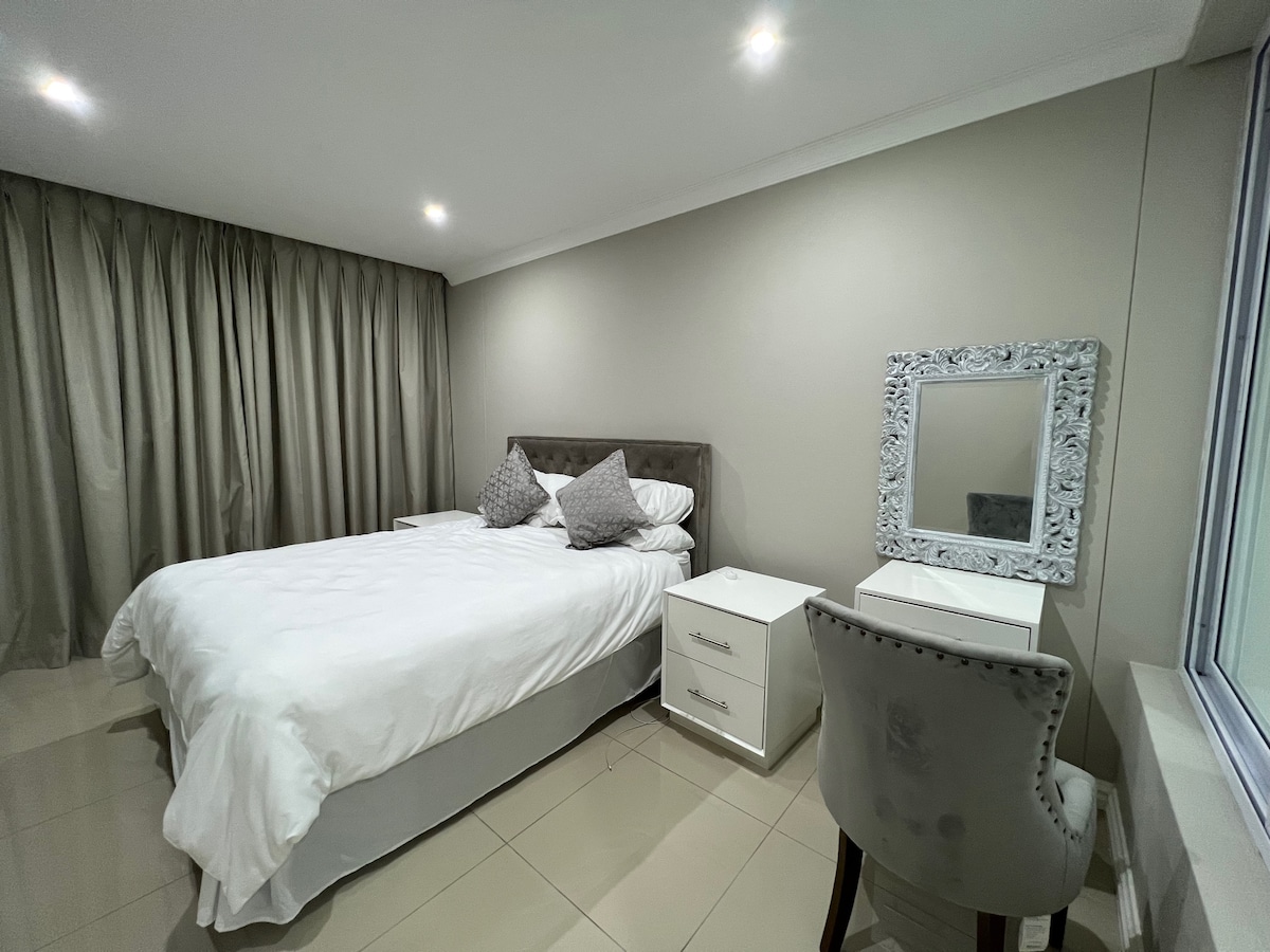 Chumba kikuu cha kulala kilicho na kitanda cha ukubwa wa malkia na bafu la ndani.  Bafu na bafu tofauti