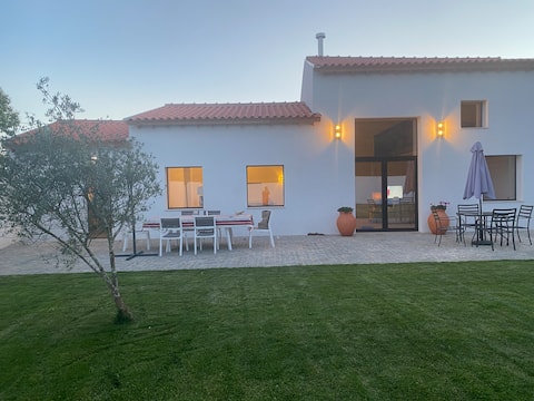 Villa with pool, AC, forest near Aveiro