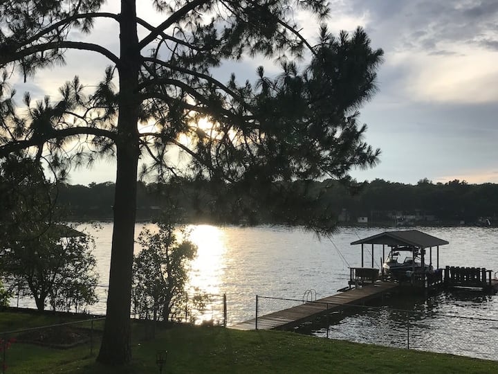 Great Escape On Cedar Creek Lake - Log Cabin, TX