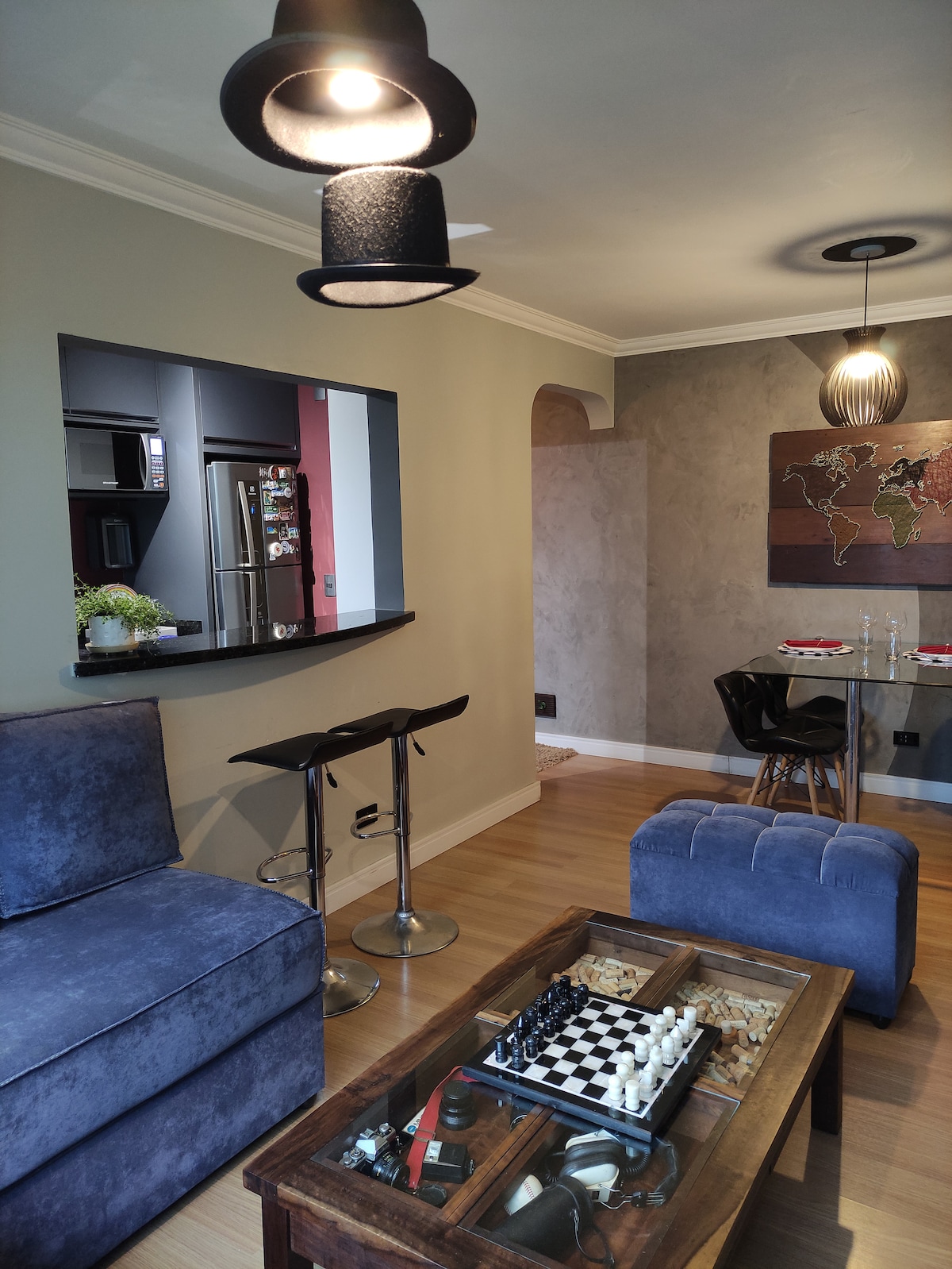 Stan ukrašen putnim i ručno izrađenim predmetima. Potpuno opremljena kuhinja i praonica rublja.