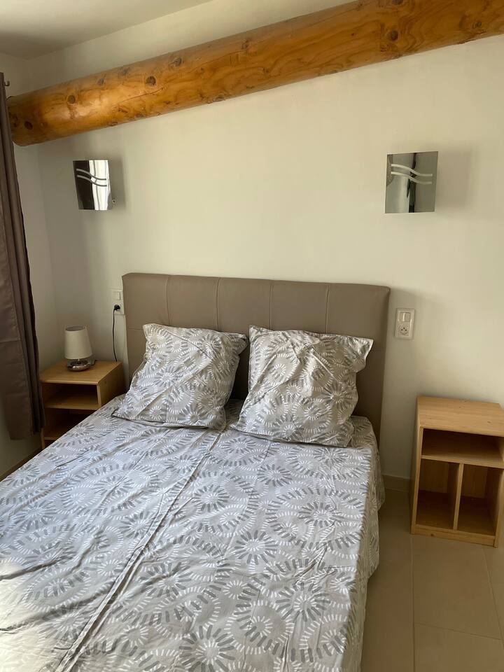 ห้องนอนพร้อมเตียงคู่