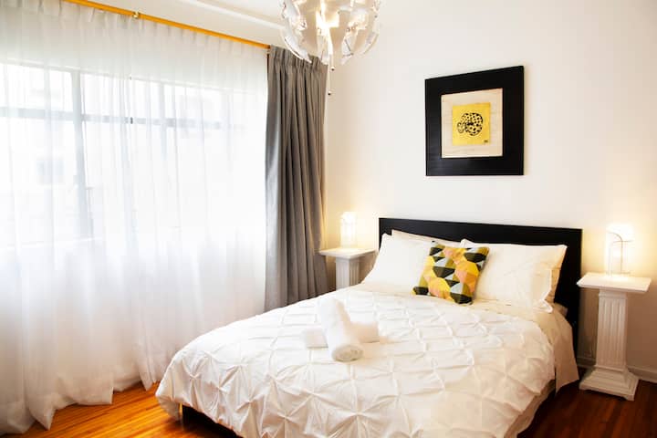 Chumba cha kulala chenye kitanda cha ukubwa wa malkia