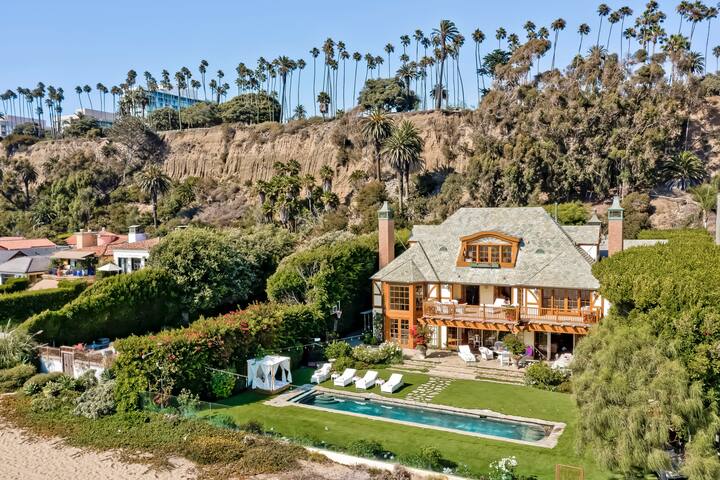Oceanfront house on Santa Monica Beach with a pool gallery image 4