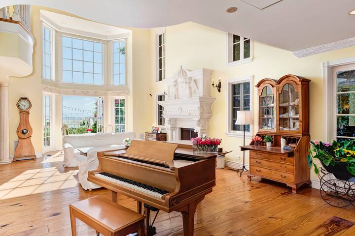 Oceanfront house on Santa Monica Beach with a pool gallery image 5