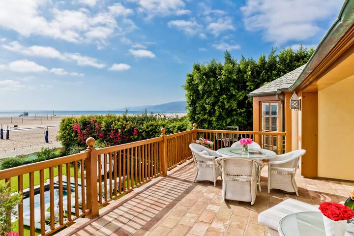 Oceanfront house on Santa Monica Beach with a pool