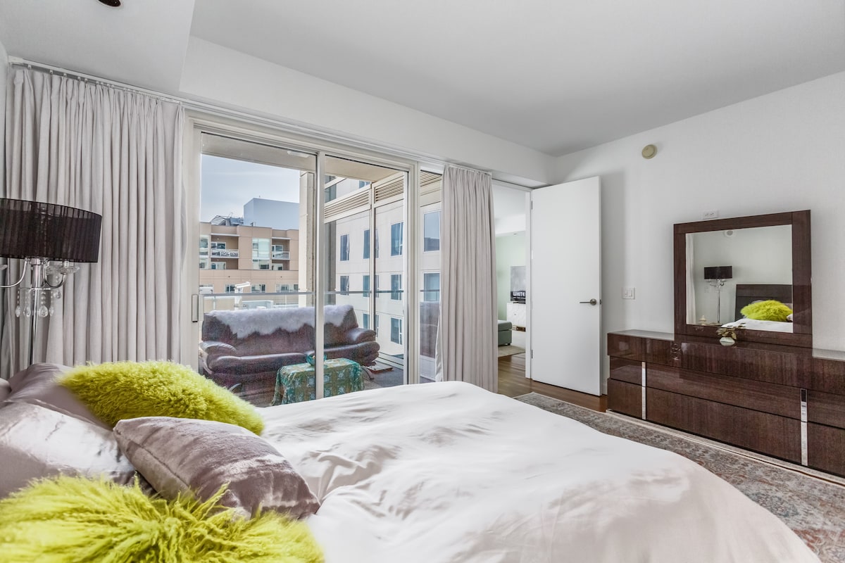 סוויטת חדר שינה עם מרפסת וחדר רחצה ראשי גדול וארון כניסה 