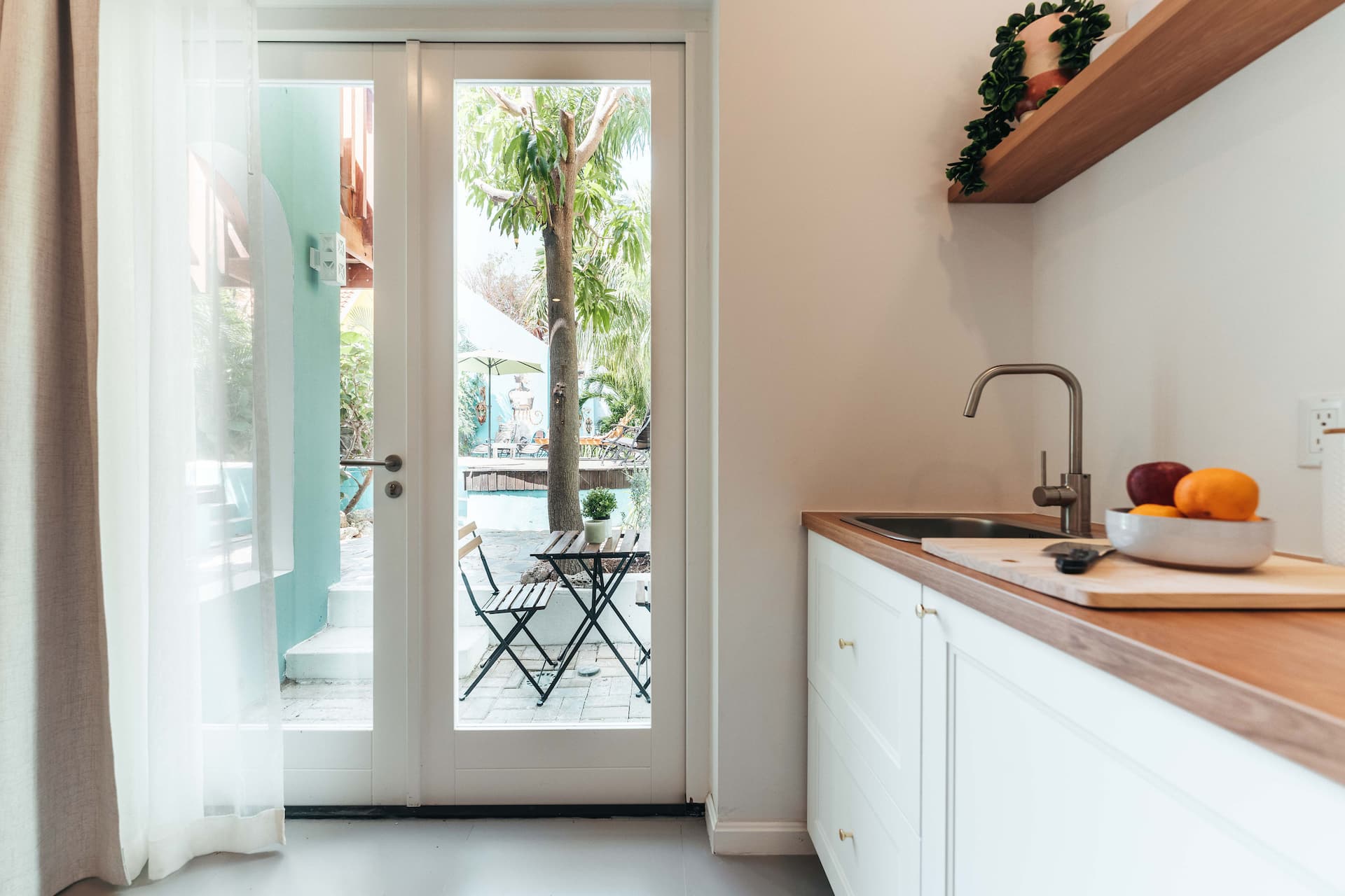 Amazing 2p. poolside studio in vibrant Pietermaai