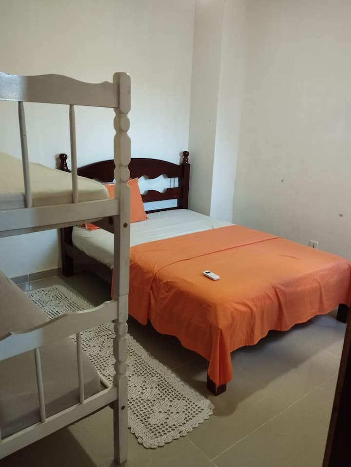 سرير مزدوج + سرير بطابقين
مكيف الهواء
مروحة سقف 