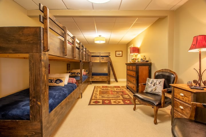 Camera da letto a castello al piano inferiore. All'arrivo verranno preparati i letti più bassi e le lenzuola per le cuccette superiori saranno piegate sui letti.