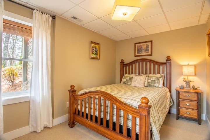 Camera da letto queen-size al piano inferiore