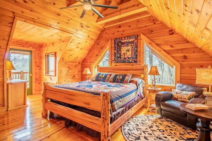 Master suite con letto king-size, zona salotto e balcone privato