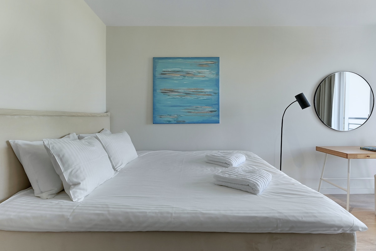 Chumba cha kulala kina kitanda kizuri cha ukubwa wa malkia