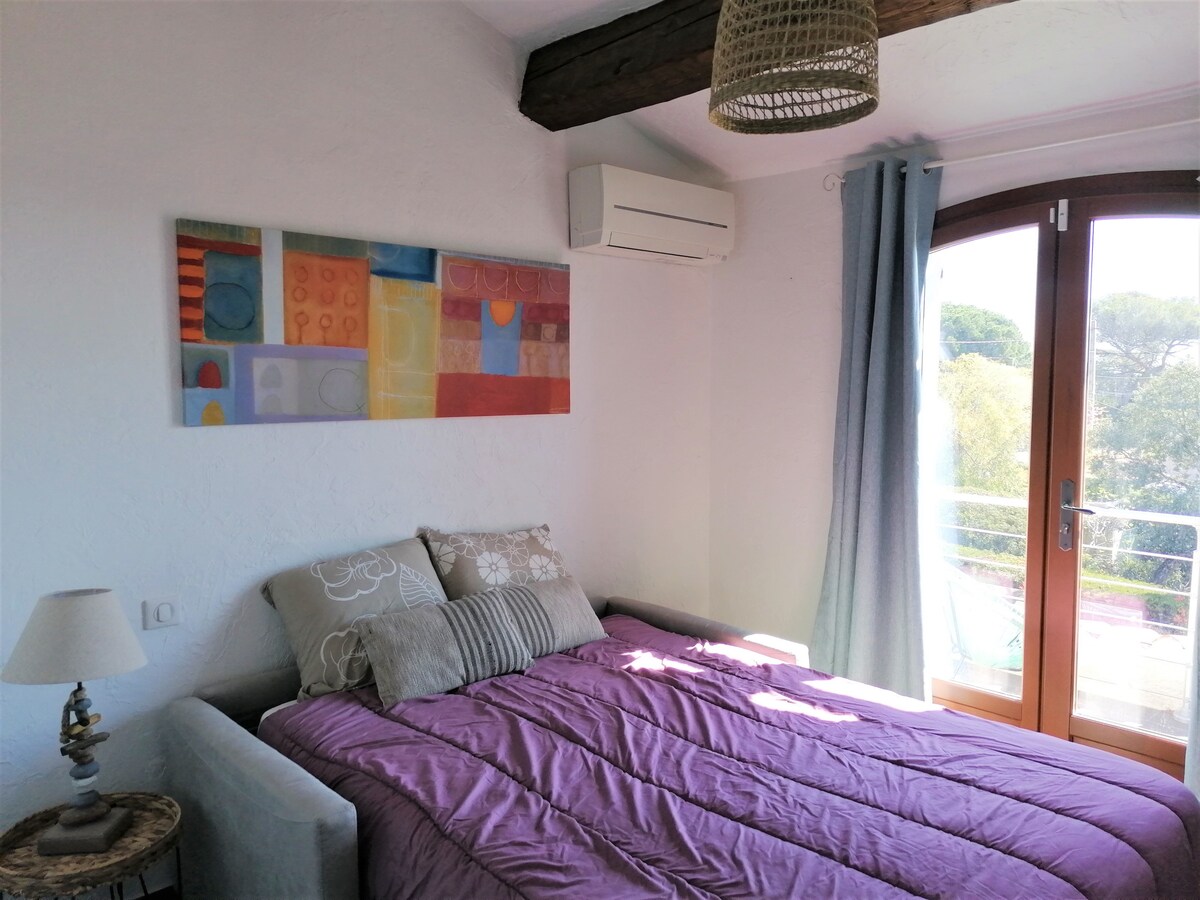 Kitanda cha sofa kimefunguliwa, godoro halisi la starehe, mwonekano wa kuingia baharini