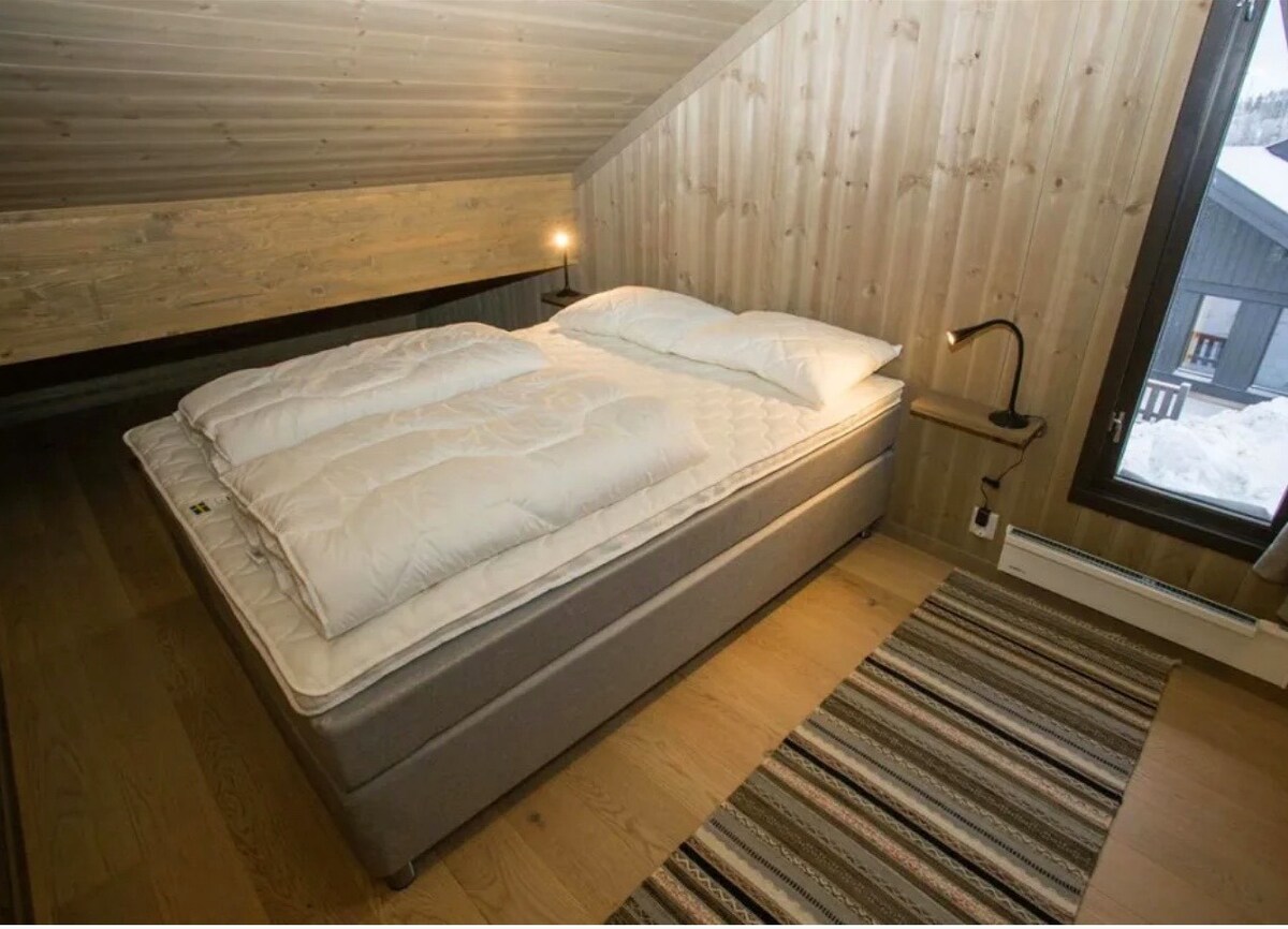 Katika roshani kuna vitanda viwili na viwili vya mtu mmoja