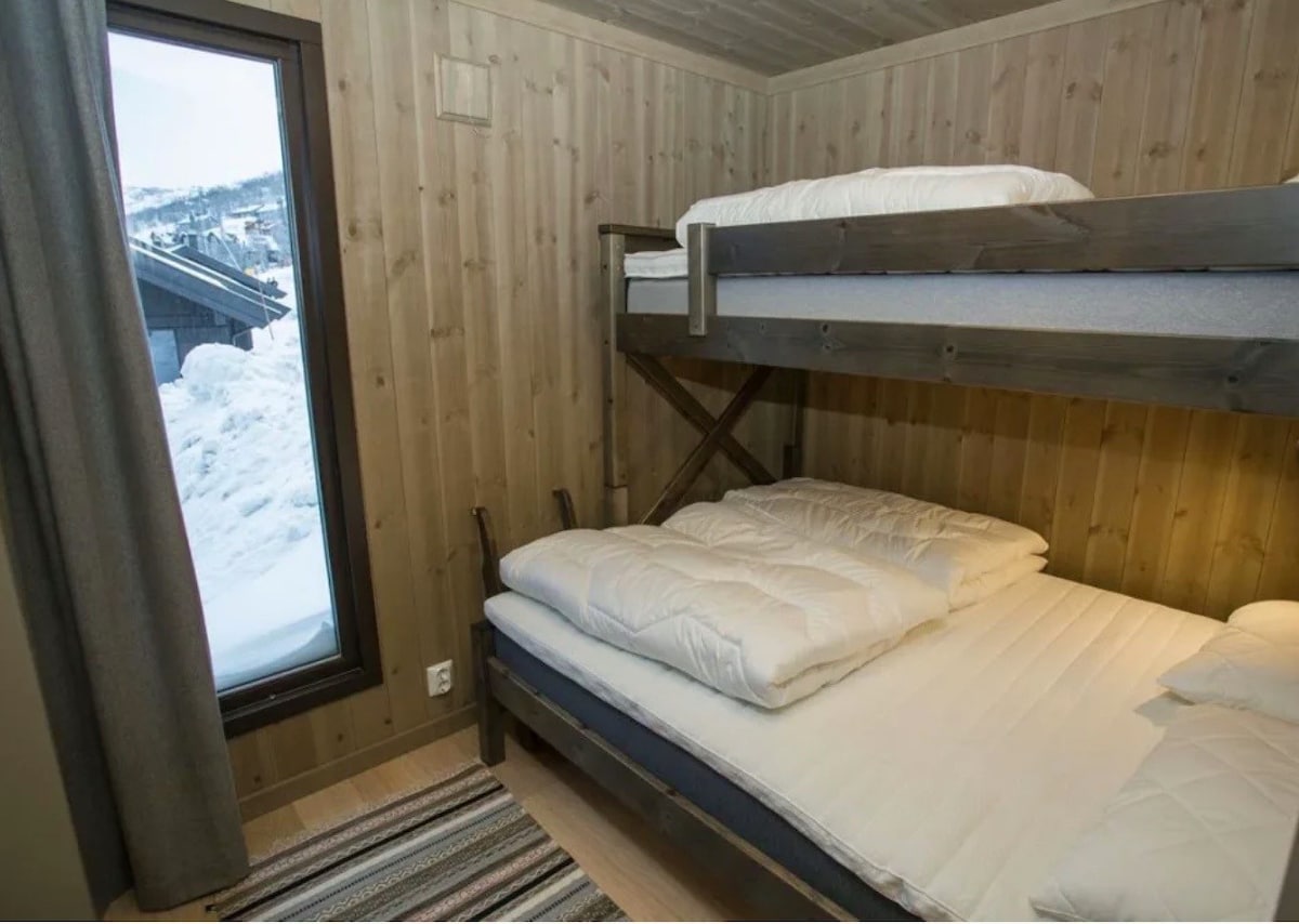 Chumba cha kulala chenye kitanda cha sentimita 140 chini na kitanda kimoja kama msongamano mkubwa.