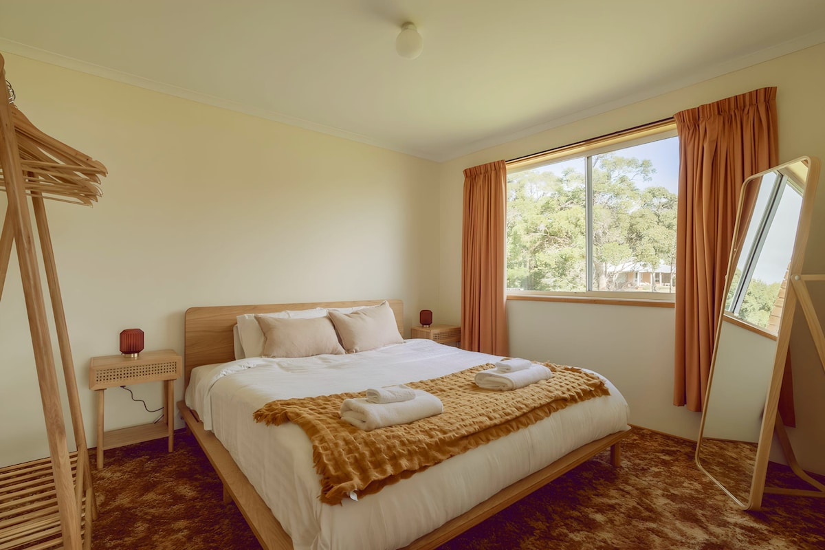 Hlavná spálňa. Manželská posteľ s 2 typmi hotelových vankúšov a super pohodlným matracom 