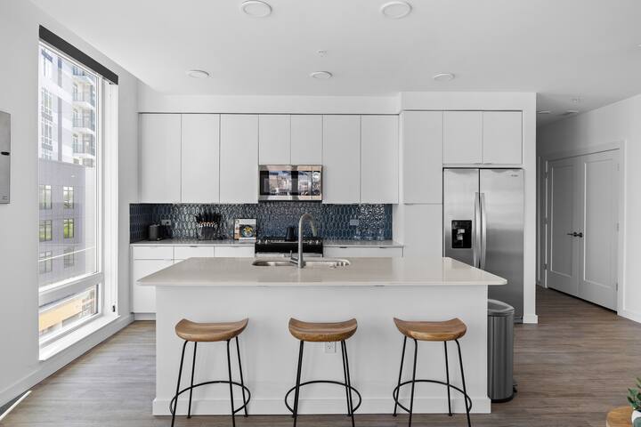 Mint House Gulch Division St | 3BR Suite w/Balcony gallery image 2