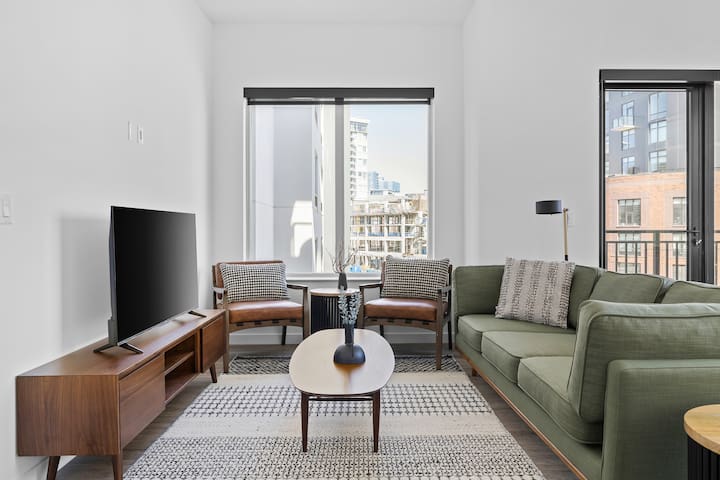 Mint House Gulch Division St | 3BR Suite w/Balcony