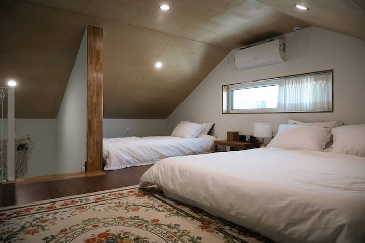 When booking for either 1 or 2 person, only the → queen size bed is set up/
When booking for 3 people, both a → queen-sized bed and a super-single bed are set up/

If you want to add a duvet when booking for 2 people, you will be charged 10,000 won for laundry.
If you want extra blankets, please be sure to let us know before you arrive.