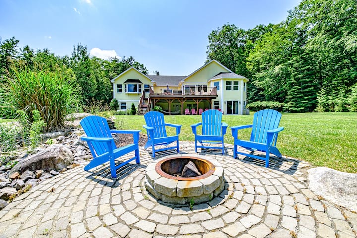 Stunning Sebago Lake House w. Game Room & Dock