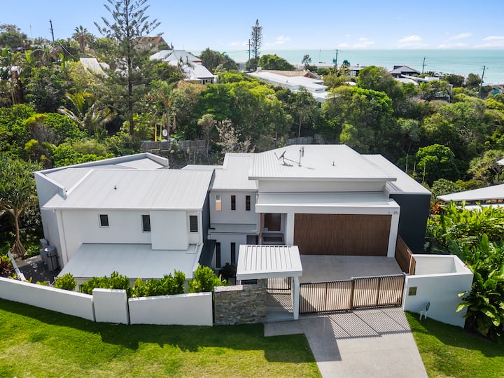 Surfside - 150m to beach w/heated pool